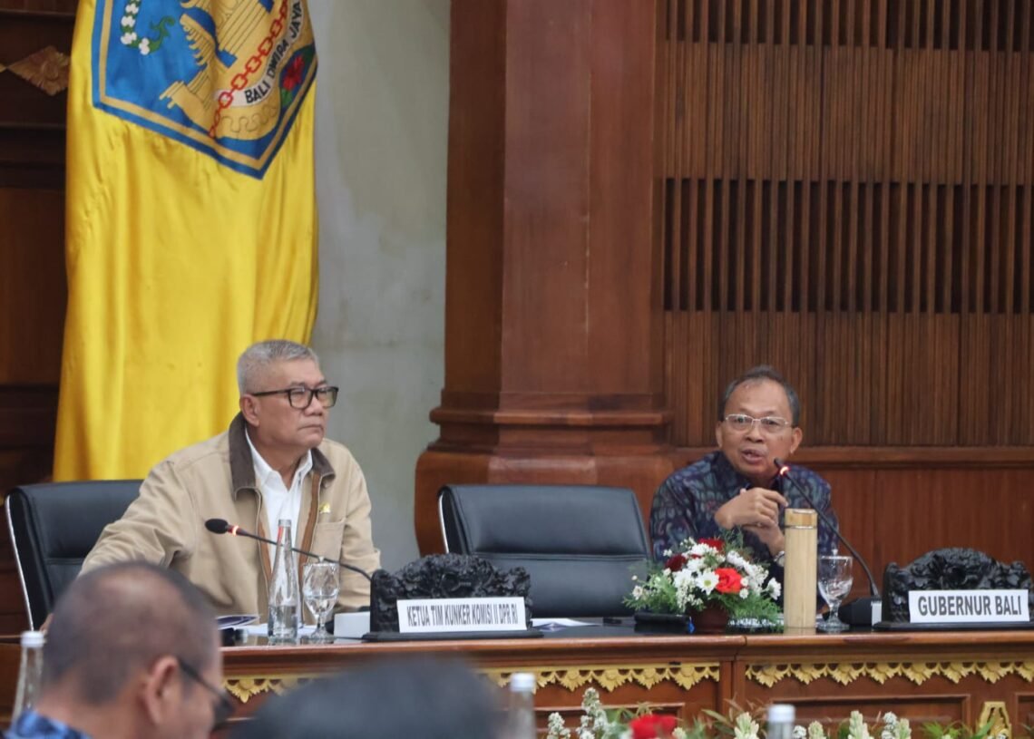 Gubernur Bali Wayan Koster (kanan) dan Ketua Tim Kunker Komisi II DPR RI, Agun Gunandjar Sudarsa. -IST