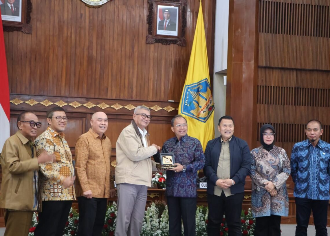 Gubernur Bali Wayan Koster saat menerima kunjungan kerja Komisi II DPR RI. -IST