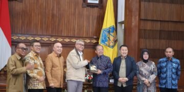 Gubernur Bali Wayan Koster saat menerima kunjungan kerja Komisi II DPR RI. -IST