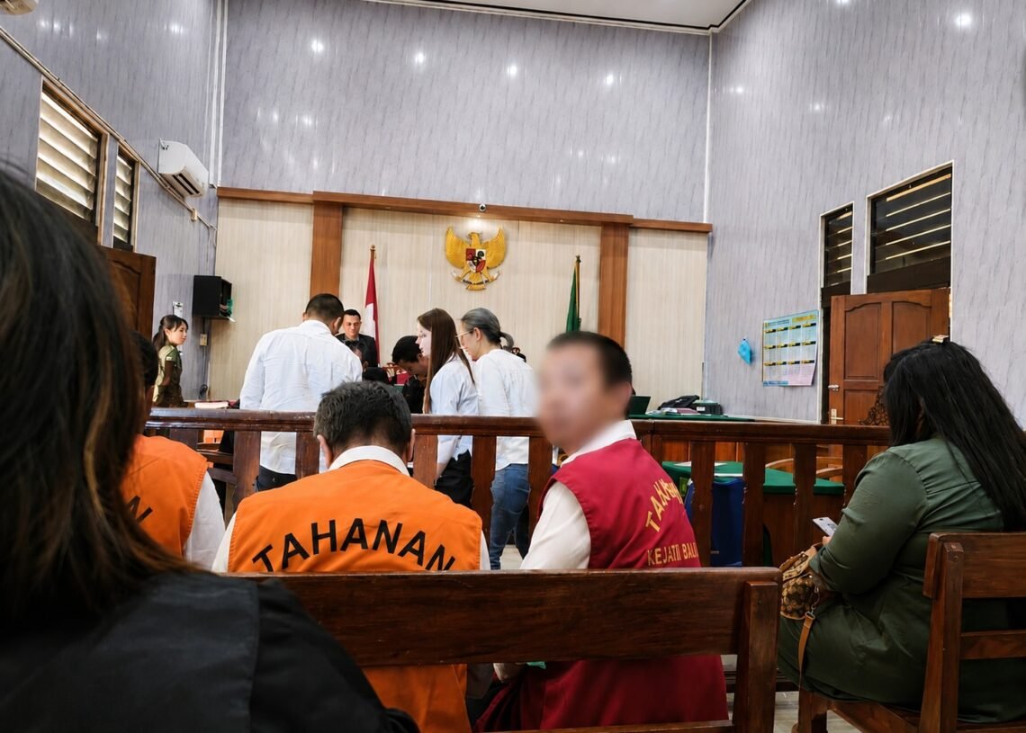 C.H (diblur) saat mengikuti sidang di PN Denpasar, Kamis (3/9/2026). -IST