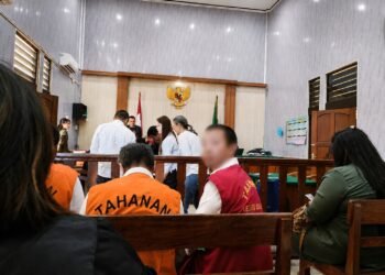 C.H (diblur) saat mengikuti sidang di PN Denpasar, Kamis (3/9/2026). -IST