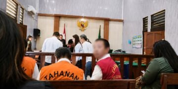C.H (diblur) saat mengikuti sidang di PN Denpasar, Kamis (3/9/2026). -IST