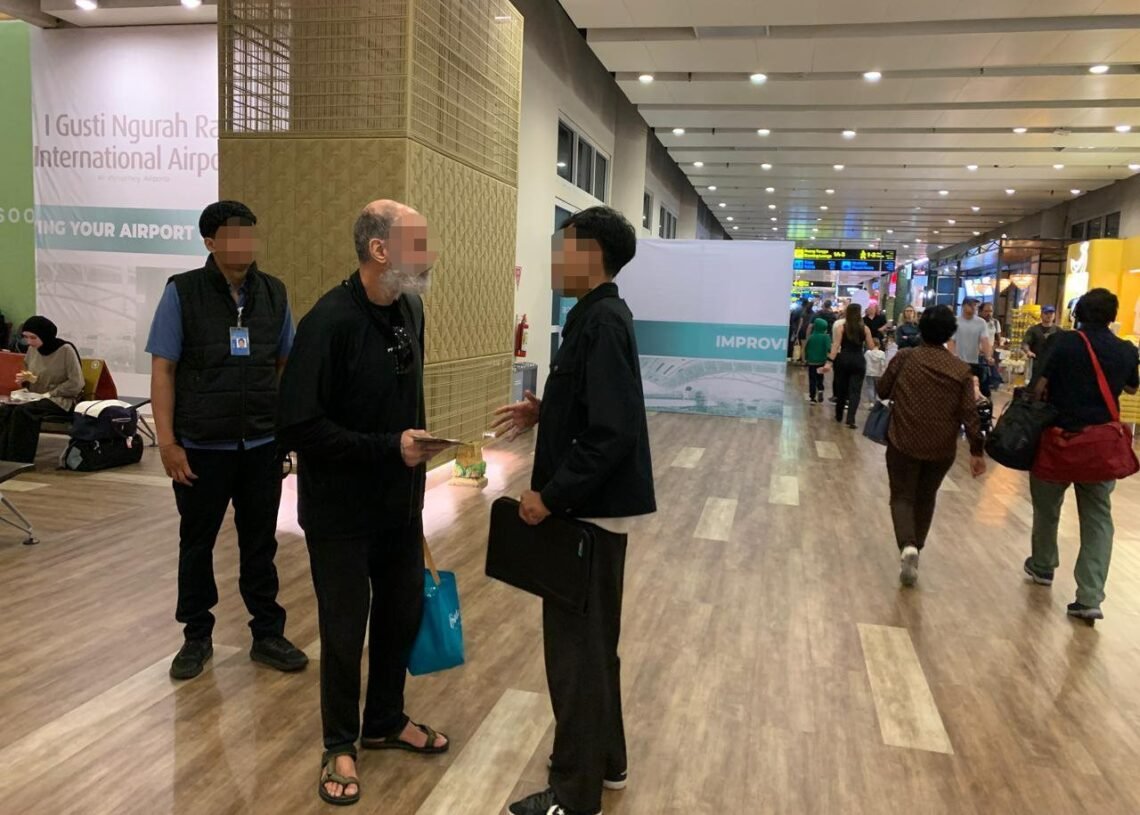 Warga Negara (WN) Australia berinisial MS (59) saat dideportasi. -IST