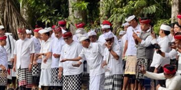 Gubernur Bali Wayan Koster saat mengikuti perayaan Tumpek Uye. -IST