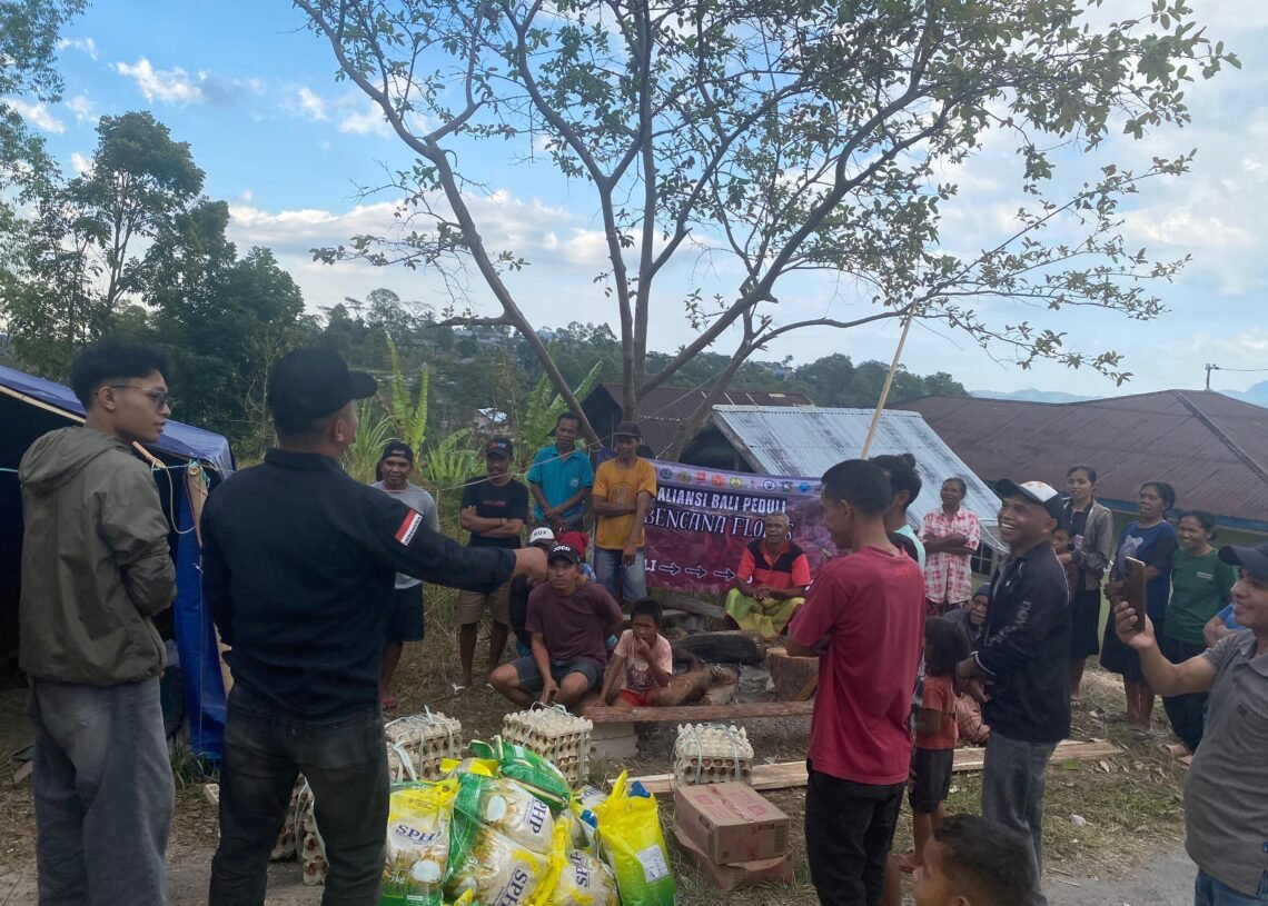 Para relawan dari Aliansi Bali Peduli Bencana Flores saat membagikan sembako di sejumlah lokasi. -IST