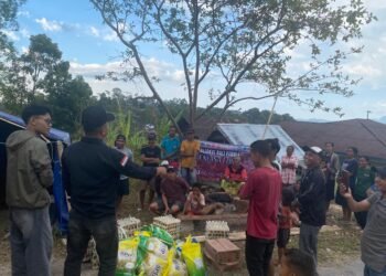 Para relawan dari Aliansi Bali Peduli Bencana Flores saat membagikan sembako di sejumlah lokasi. -IST