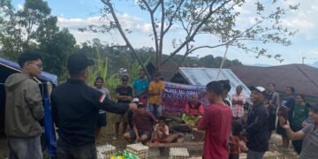 Para relawan dari Aliansi Bali Peduli Bencana Flores saat membagikan sembako di sejumlah lokasi. -IST