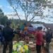 Para relawan dari Aliansi Bali Peduli Bencana Flores saat membagikan sembako di sejumlah lokasi. -IST