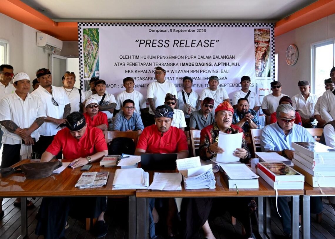 Harmaini Hasibuan, S.H (depan ketiga dari kiri) dan saat konferensi pers. -IST