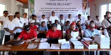 Harmaini Hasibuan, S.H (depan ketiga dari kiri) dan saat konferensi pers. -IST