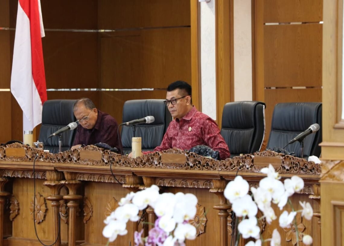 Gubernur Bali Wayan Koster (kiri) dan Ketua DPRD bali Dewa Made Mahayadnya alias Dewa Jack. -BALITOPIK.COM