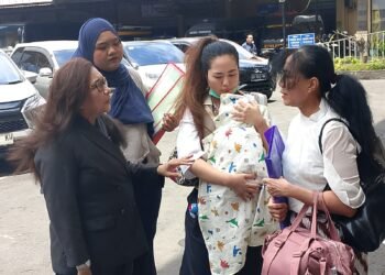 Siti Sapurah alias Ipung saat mendampingi KC dan Ibunya. -IST