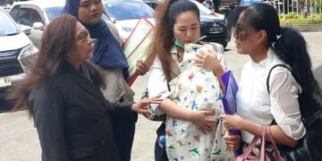 Siti Sapurah alias Ipung saat mendampingi KC dan Ibunya. -IST