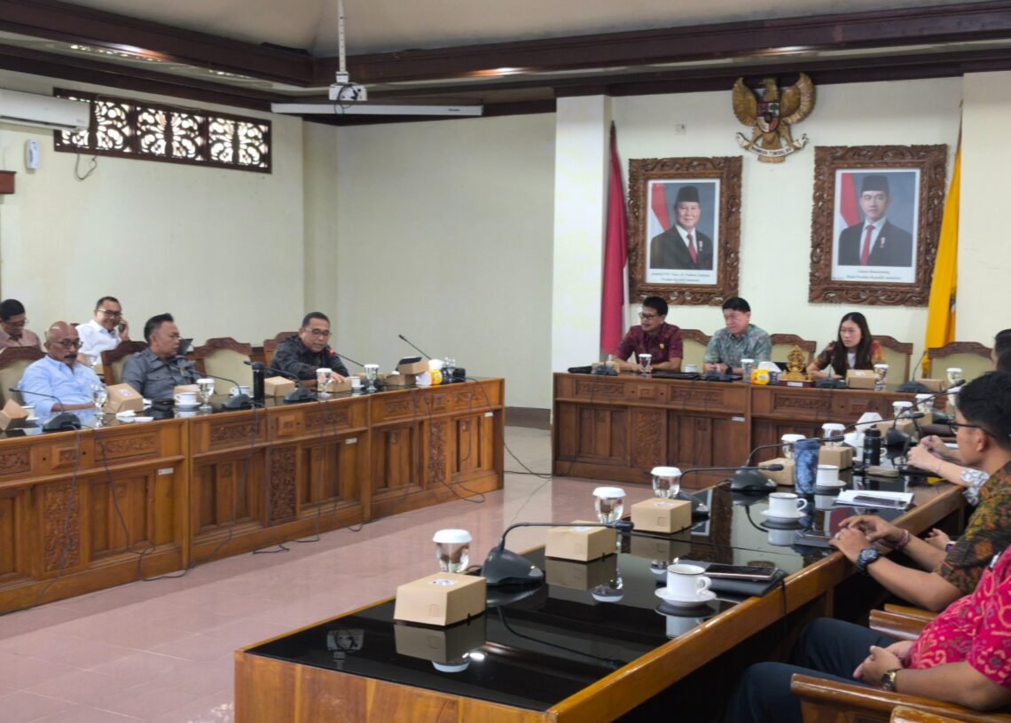 Rapat kerja antara Komisi IV DPRD Bali dan Disdikpora Bali terkait Anggaran dan Program Prioritas. -IST