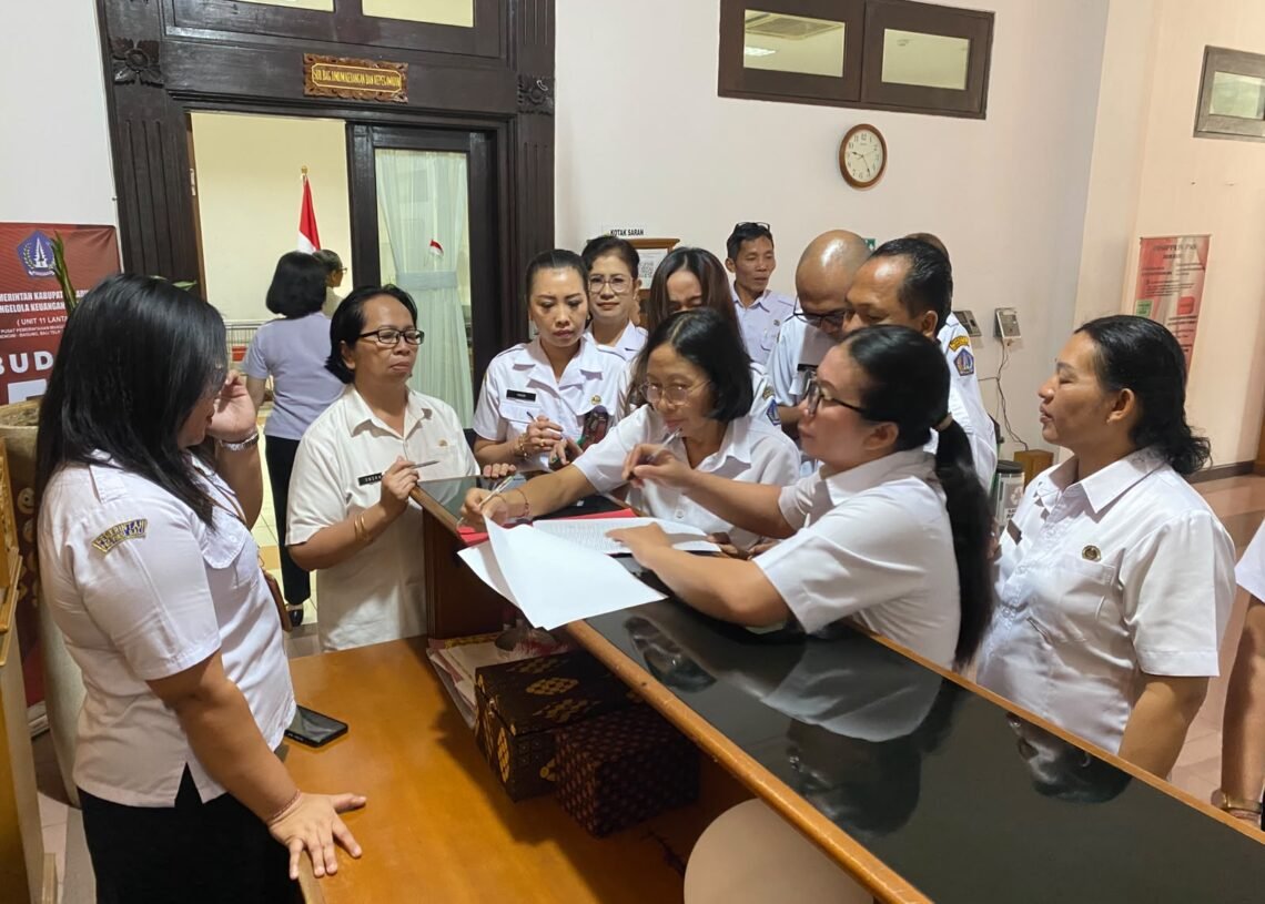 Tim Pembinaan Kepegawaian dan Penegakan Pelanggaran Disiplin ASN atau Tim Disiplin Pemkab Badung kembali melakukan inspeksi mendadak (sidak). -IST