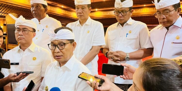 Bupati Badung I Wayan Adi Arnawa (depan). -BALITOPIK.COM