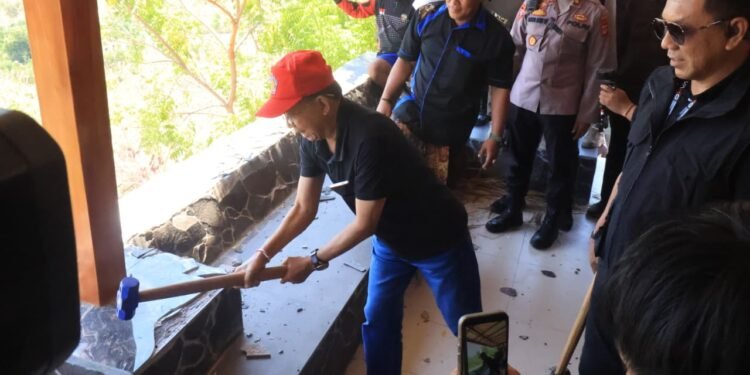 Gubernur Bali Wayan Koster saat membongkar villa liar di kawasan Hutan Desa Pejarakan. -BALITOPIK.COM