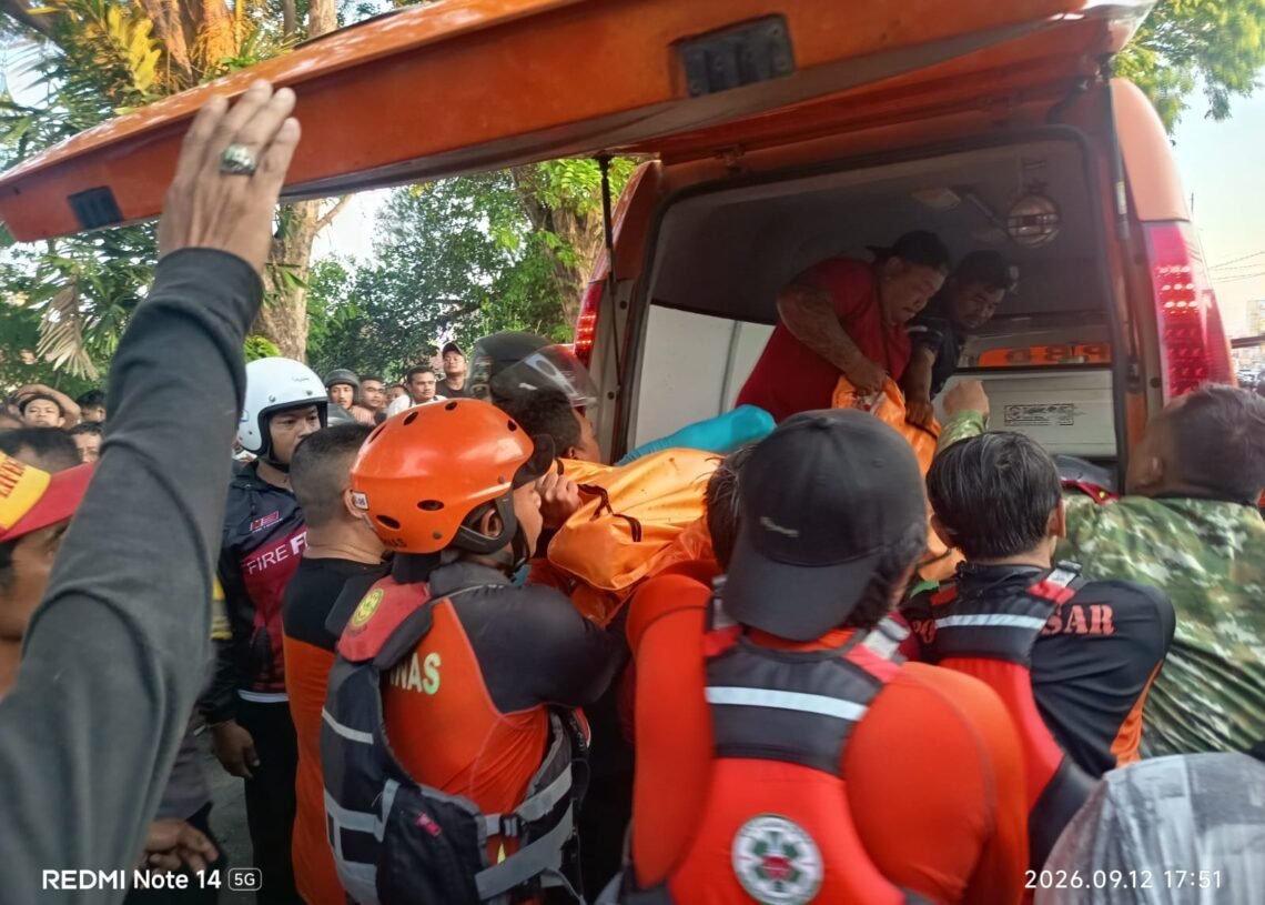 TIM SAR saat lakukan evakuasi jenazah korban. -IST