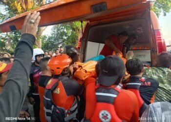 TIM SAR saat lakukan evakuasi jenazah korban. -IST