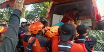 TIM SAR saat lakukan evakuasi jenazah korban. -IST