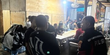 Penyidik Polresta Denpasar mengamankan para pelaku pengeroyokan di mes proyek pembangunan PT Tunas Jaya, Banjar Sawangan, Kelurahan Benoa, Kecamatan Kuta Selatan, Badung. -IST