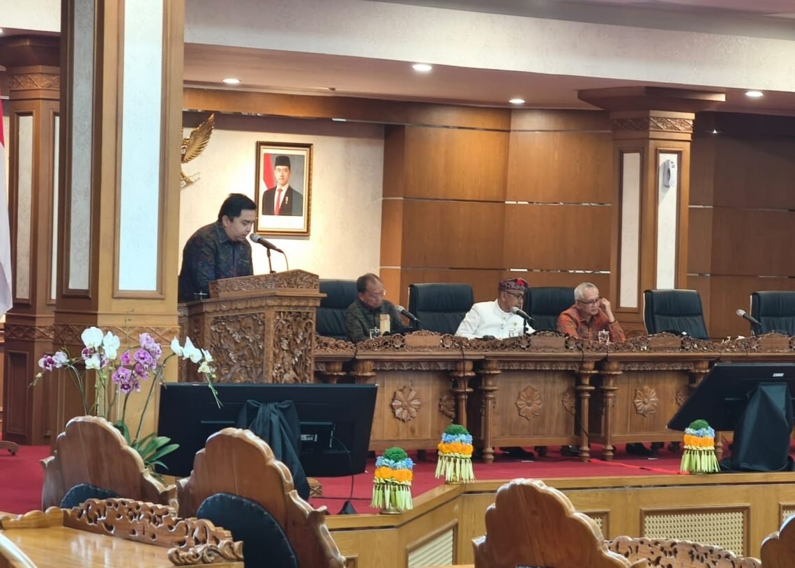 I Gede Ghumi Asvatham saat membacakan pandangan fraksi. -IST