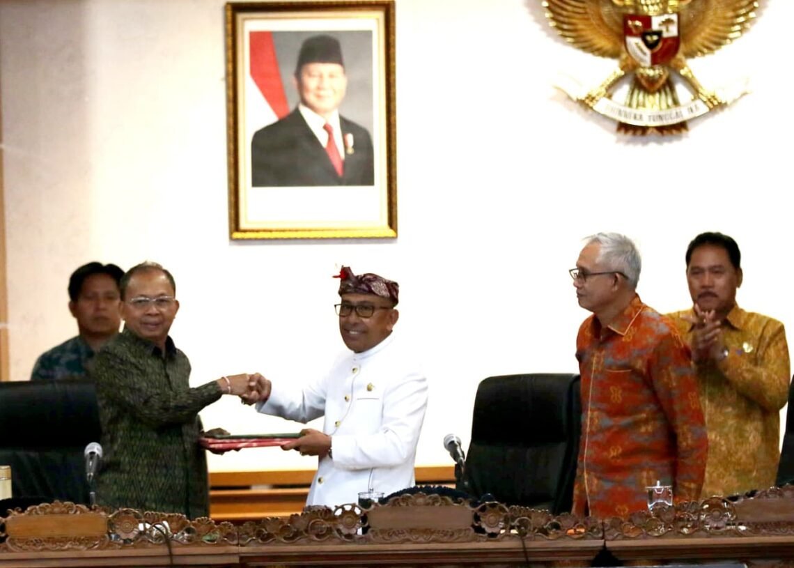 Gubernur Bali Wayan Koster saat menerima pandangan fraksi-fraksi DPRD Bali. -IST