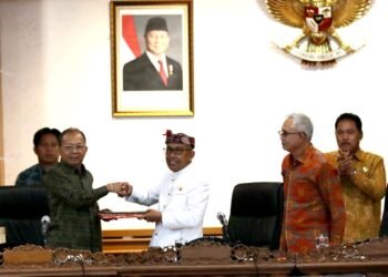 Gubernur Bali Wayan Koster saat menerima pandangan fraksi-fraksi DPRD Bali. -IST
