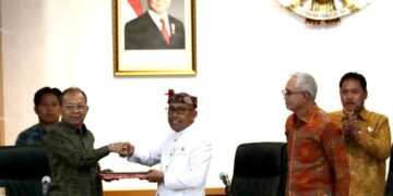 Gubernur Bali Wayan Koster saat menerima pandangan fraksi-fraksi DPRD Bali. -IST