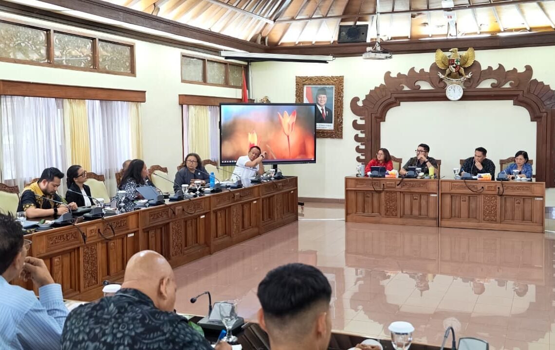 Suasana sidang komisi II DPRD Bali dengan asosiasi pengusaha. -BALITOPIK.COM