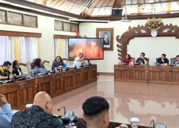 Suasana sidang komisi II DPRD Bali dengan asosiasi pengusaha. -BALITOPIK.COM