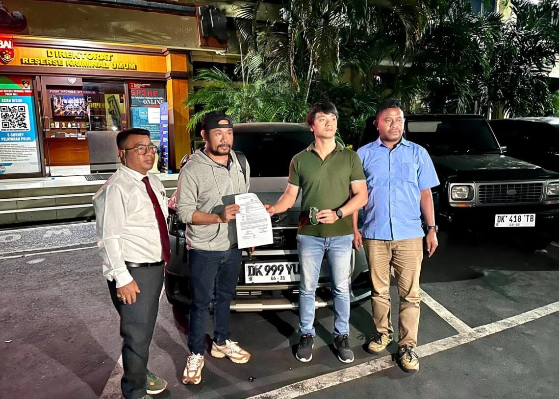 Antonius Nofu Balan alias Tony (dua dari kiri) didampingi kuasa hukum saat membuat laporan di Polda Bali. -IST