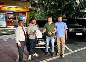 Antonius Nofu Balan alias Tony (dua dari kiri) didampingi kuasa hukum saat membuat laporan di Polda Bali. -IST