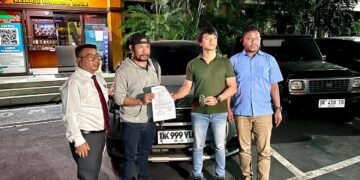 Antonius Nofu Balan alias Tony (dua dari kiri) didampingi kuasa hukum saat membuat laporan di Polda Bali. -IST