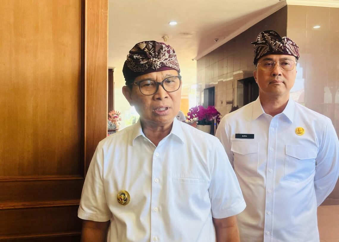 Bupati Badung I Wayan Adi Arnawa (kiri) didampingi Sekda Badung Ida Bagus Surya Suamba. -BALITOPIK.COM