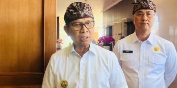 Bupati Badung I Wayan Adi Arnawa (kiri) didampingi Sekda Badung Ida Bagus Surya Suamba. -BALITOPIK.COM
