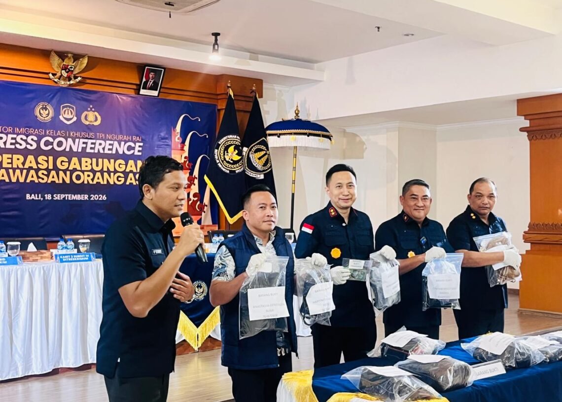 Kepolisian Polda Bali dan Imigrasi Bali saat menggelar konferensi pers. -BALITOPIK.COM