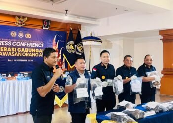 Kepolisian Polda Bali dan Imigrasi Bali saat menggelar konferensi pers. -BALITOPIK.COM