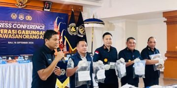 Kepolisian Polda Bali dan Imigrasi Bali saat menggelar konferensi pers. -BALITOPIK.COM