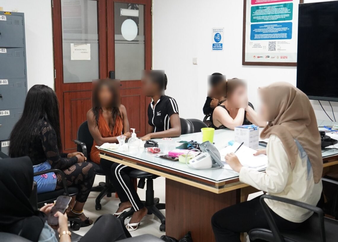 Operasi gabungan mengamankan 13 WNA yang diduga terlibat praktek prostitusi di Bali. -IST