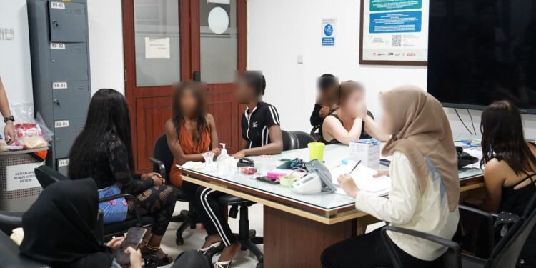 Operasi gabungan mengamankan 13 WNA yang diduga terlibat praktek prostitusi di Bali. -IST