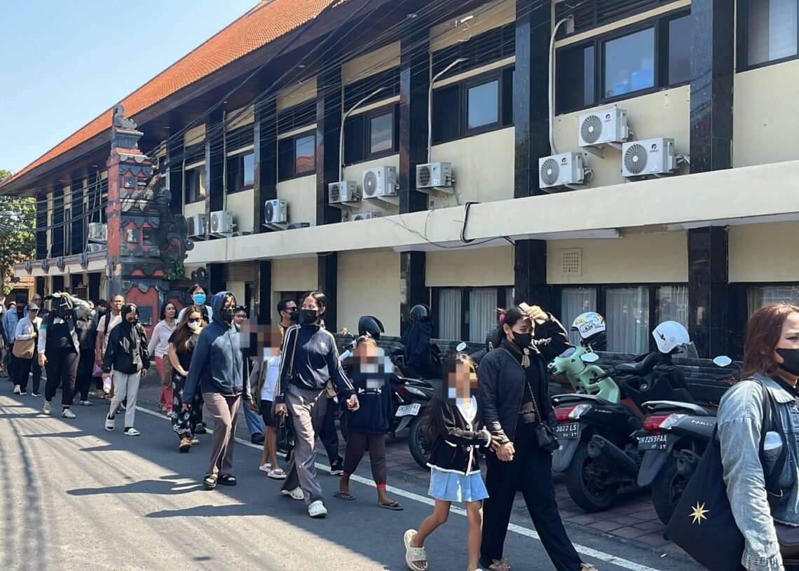 Para korban saat mendatangi Polda Bali untuk melakukan laporan dugaan penipuan investasi emas. -BALITOPIK.COM