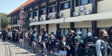 Para korban saat mendatangi Polda Bali untuk melakukan laporan dugaan penipuan investasi emas. -BALITOPIK.COM