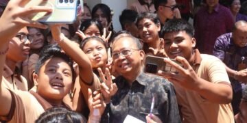 Gubernur Bali Wayan Koster saat diajak swafoto oleh sejumlah murid SMPN 13 Denpasar. -BALITOPIK.COM
