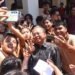 Gubernur Bali Wayan Koster saat diajak swafoto oleh sejumlah murid SMPN 13 Denpasar. -BALITOPIK.COM