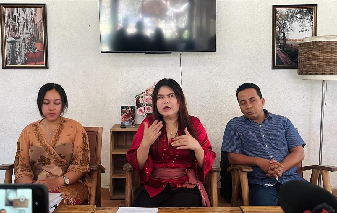 Pande Putu Maya Arsanti (tengah) dan Nengah Jimat (kanan), didampingi Ayu Sri Undari (staf kantor hukum). -BALITOPIK.COM