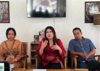 Pande Putu Maya Arsanti (tengah) dan Nengah Jimat (kanan), didampingi Ayu Sri Undari (staf kantor hukum). -BALITOPIK.COM