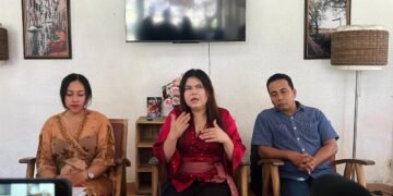 Pande Putu Maya Arsanti (tengah) dan Nengah Jimat (kanan), didampingi Ayu Sri Undari (staf kantor hukum). -BALITOPIK.COM