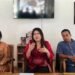 Pande Putu Maya Arsanti (tengah) dan Nengah Jimat (kanan), didampingi Ayu Sri Undari (staf kantor hukum). -BALITOPIK.COM