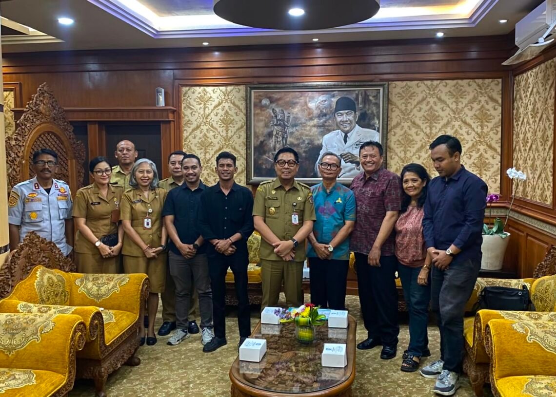 Panitia Heritage Fun Bike saat beraudiensi dengan Wakil Wali Kota Denpasar Kadek Agus Arya Wibawa. -IST